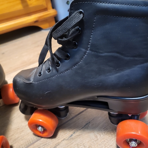 Roller Skates - Picture 3 of 5
